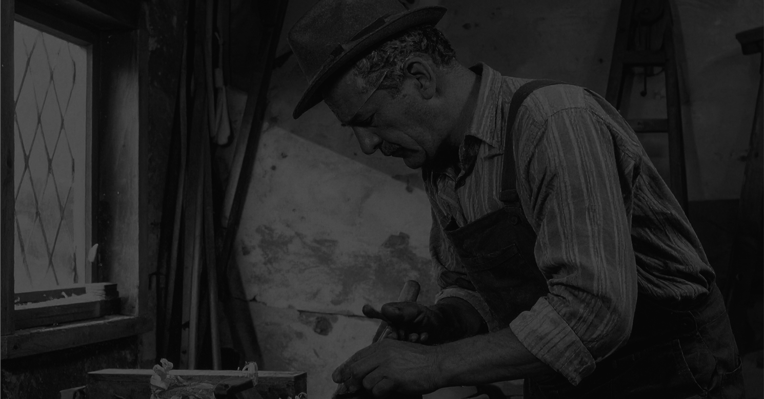 Artisan menuisier travaillant le bois en 1965