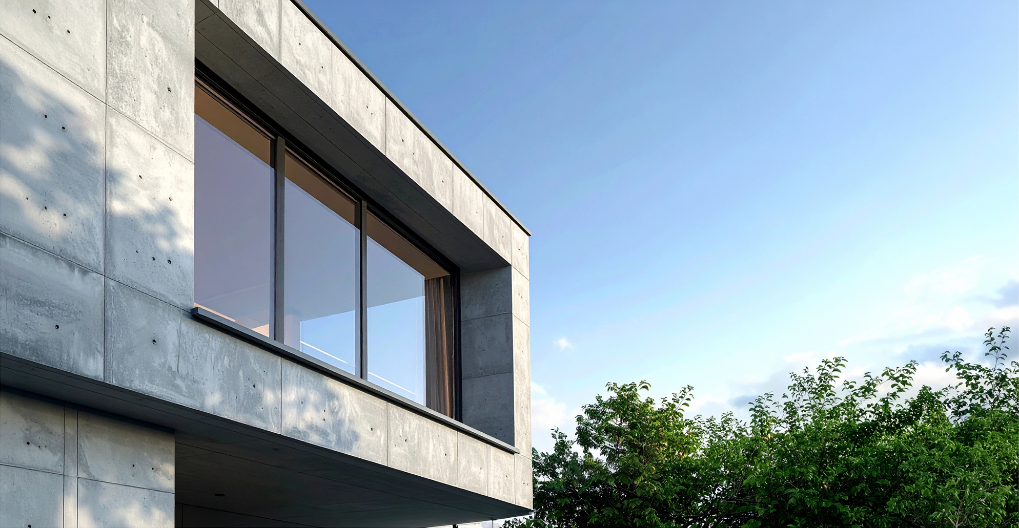 Maison moderne avec menuiseries aluminium et grandes baies vitrées